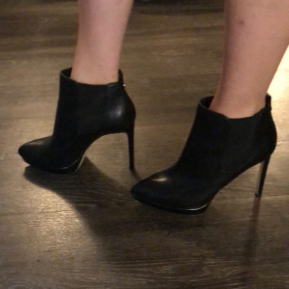 Super comfy & cute Michael Kors black booties.